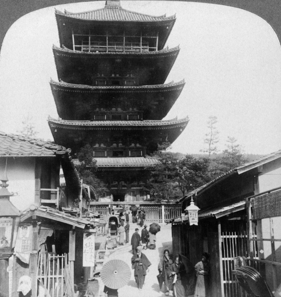 1904年，日本京都八层宝塔的西侧。 作者 安德伍德和安德伍德