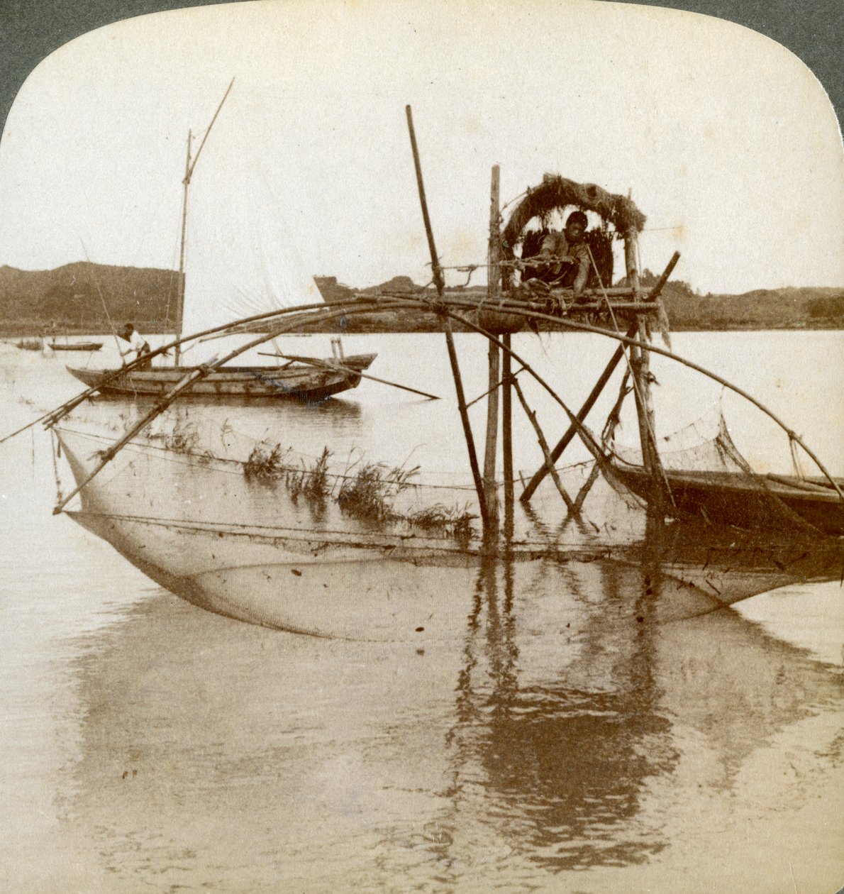 1904年，他带着好奇的渔网，在日本松岛湾工作的海上劳动者 作者 安德伍德和安德伍德