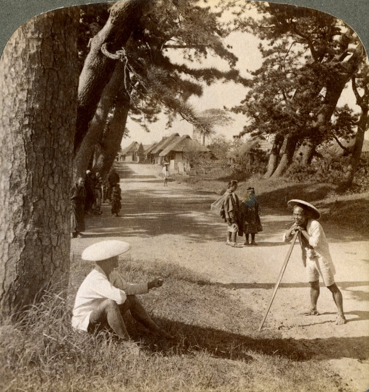 1904年，铃木在松川下休息的旅行者，从东京到日本京都的旧邮政路。 作者 安德伍德和安德伍德