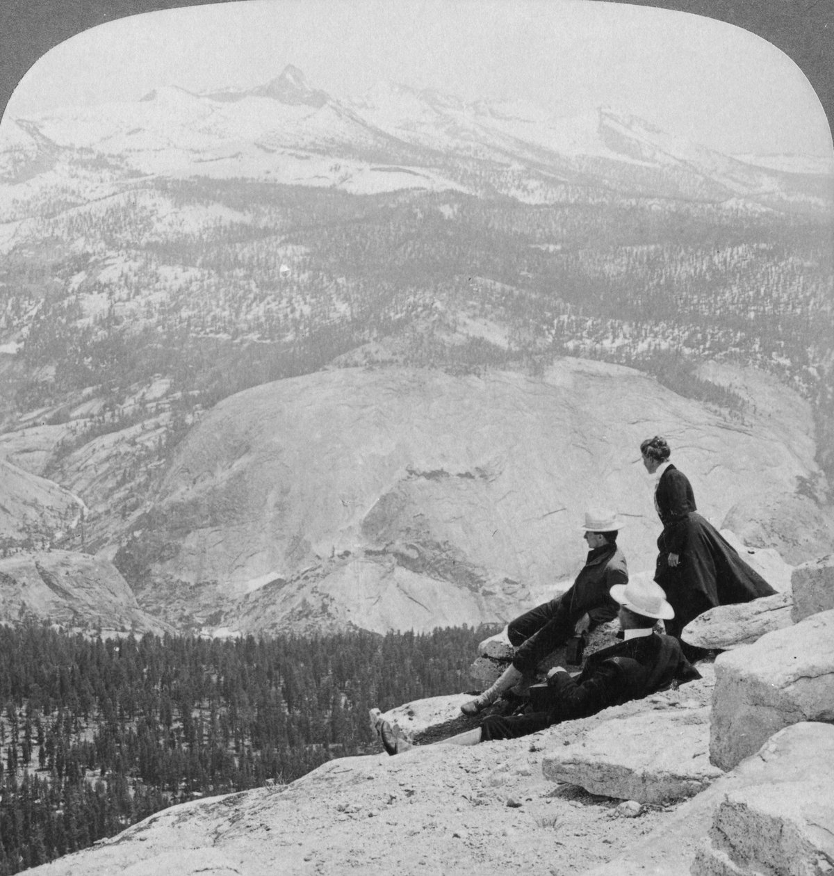 1902年，美国优胜美地山谷到克拉克山的云层上休息的景色 作者 安德伍德和安德伍德
