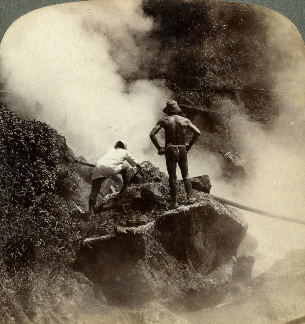 观看1904年日本阿苏山火山中途冒出的蒸汽和沸腾的泥浆 作者 安德伍德和安德伍德