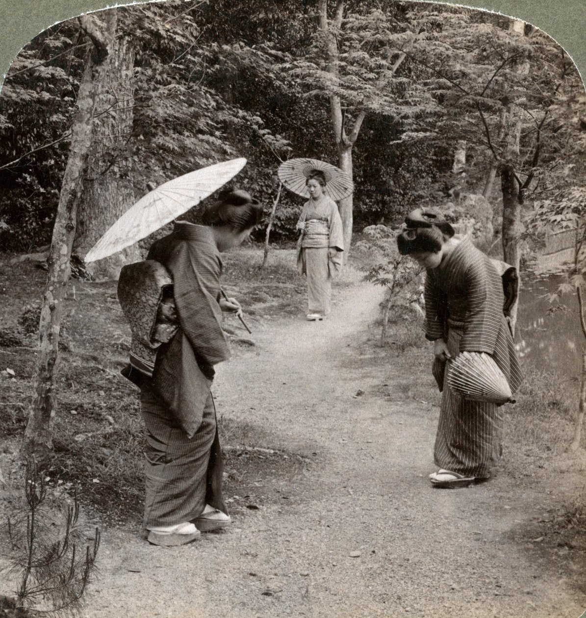 1904年，日本京都金阁寺花园里的妇女。 作者 安德伍德和安德伍德