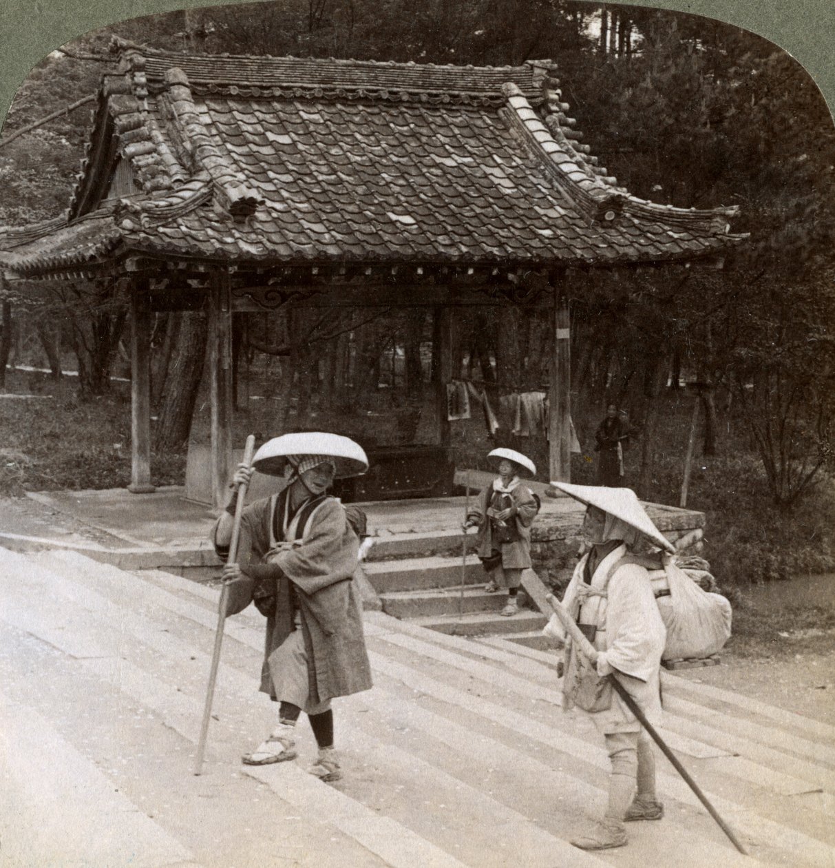 1904年，日本京都，朝东大室御所的妇女朝圣者 作者 安德伍德和安德伍德