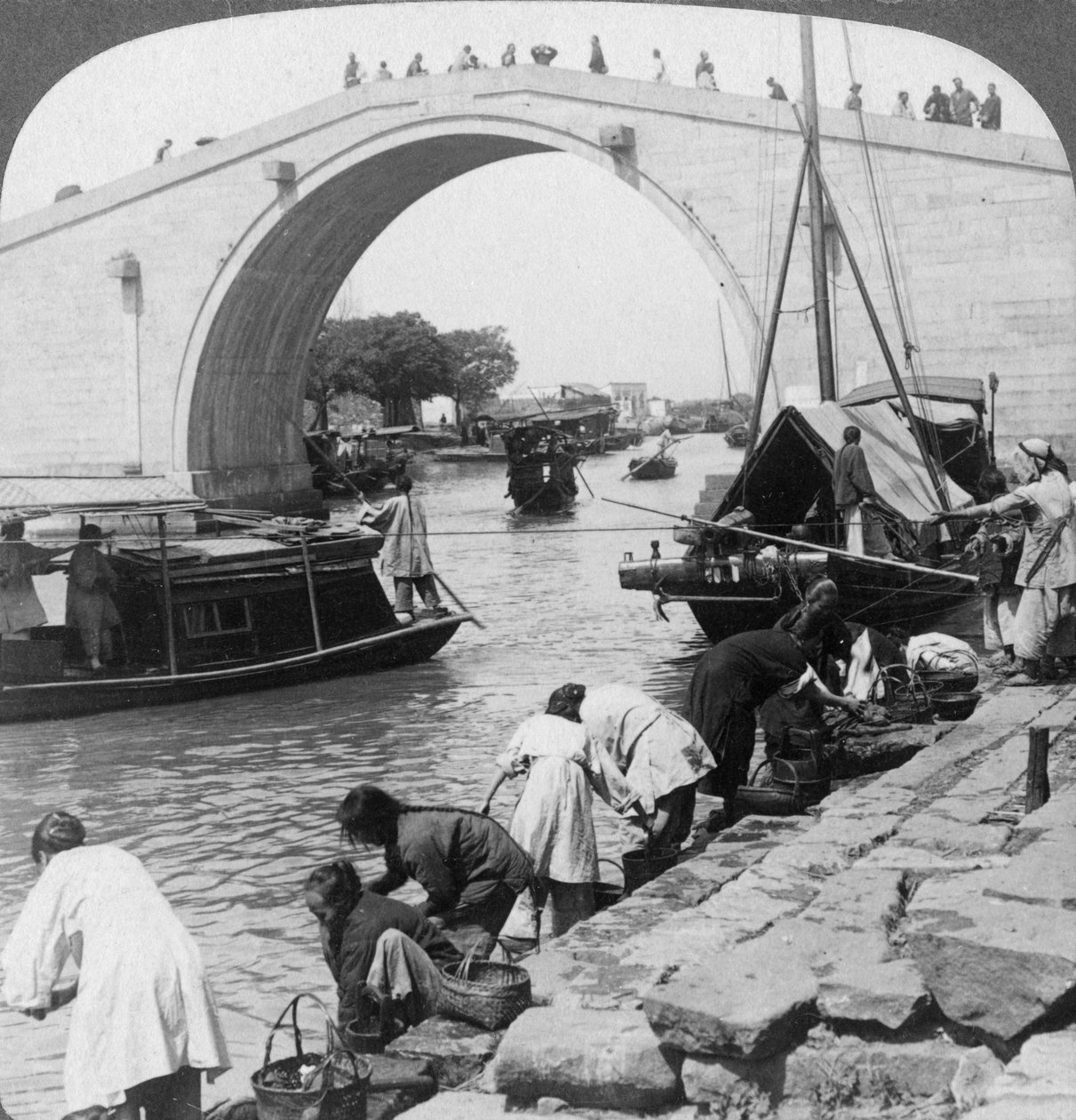 宇门桥和京杭大运河，苏州，中国，1900年。 作者 安德伍德和安德伍德