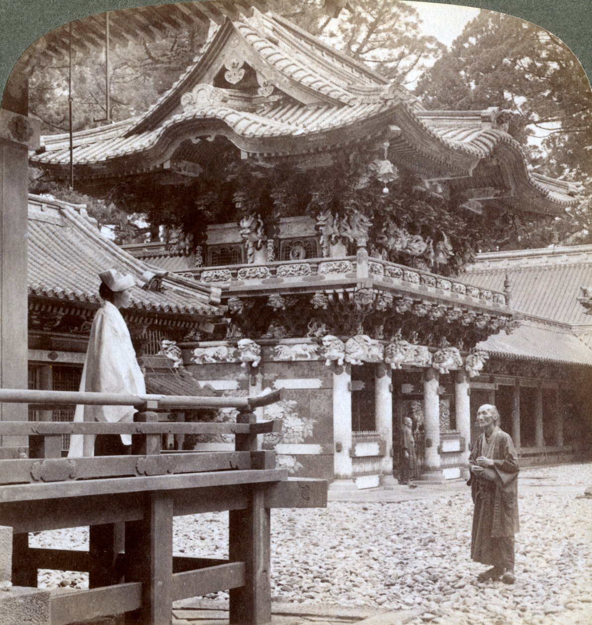 1904年，日光，日本Yakushi佛教寺院的Yomeimon门 作者 安德伍德和安德伍德