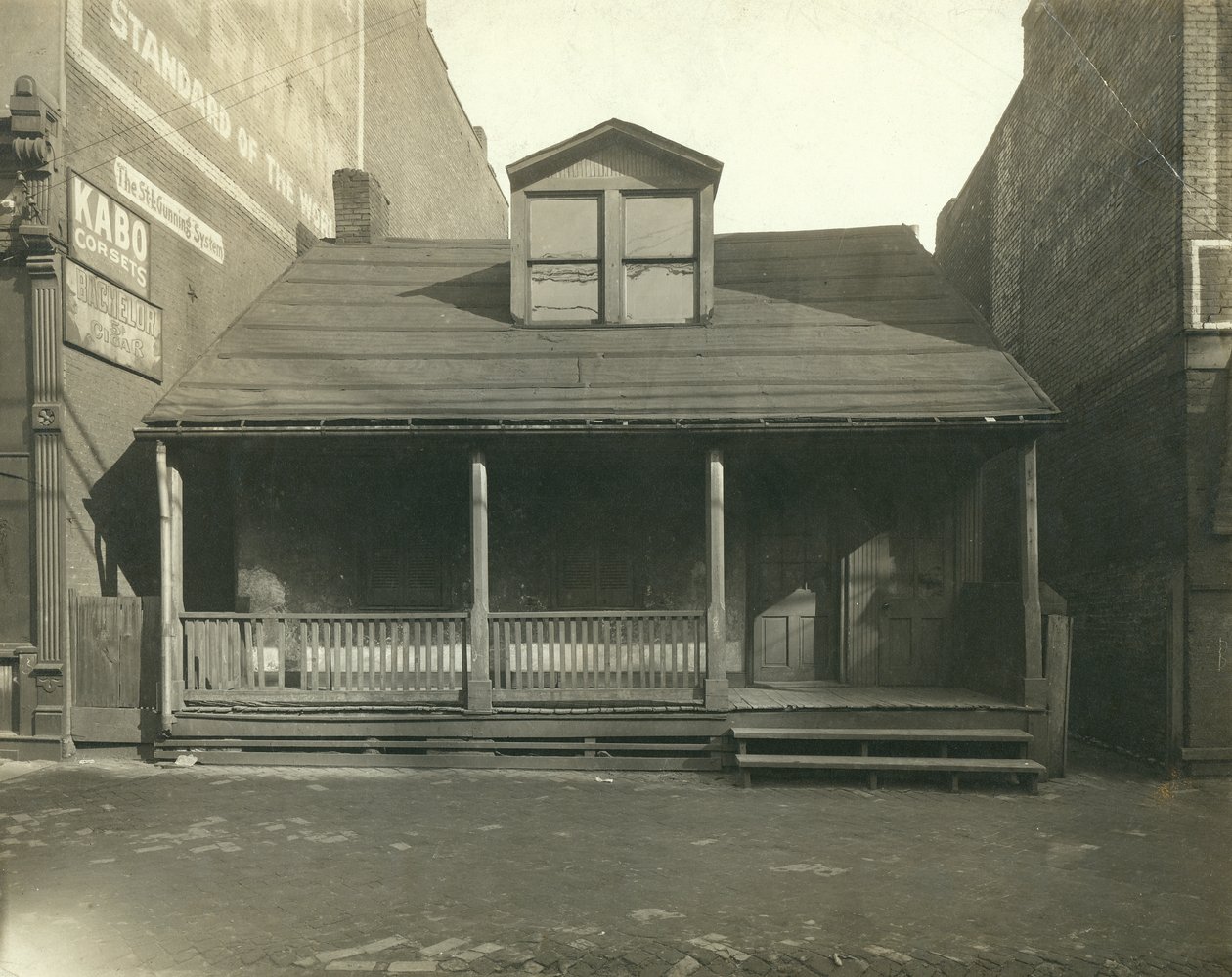 Joseph Labadie Residence。位于杨树以东的第四街 作者 不明