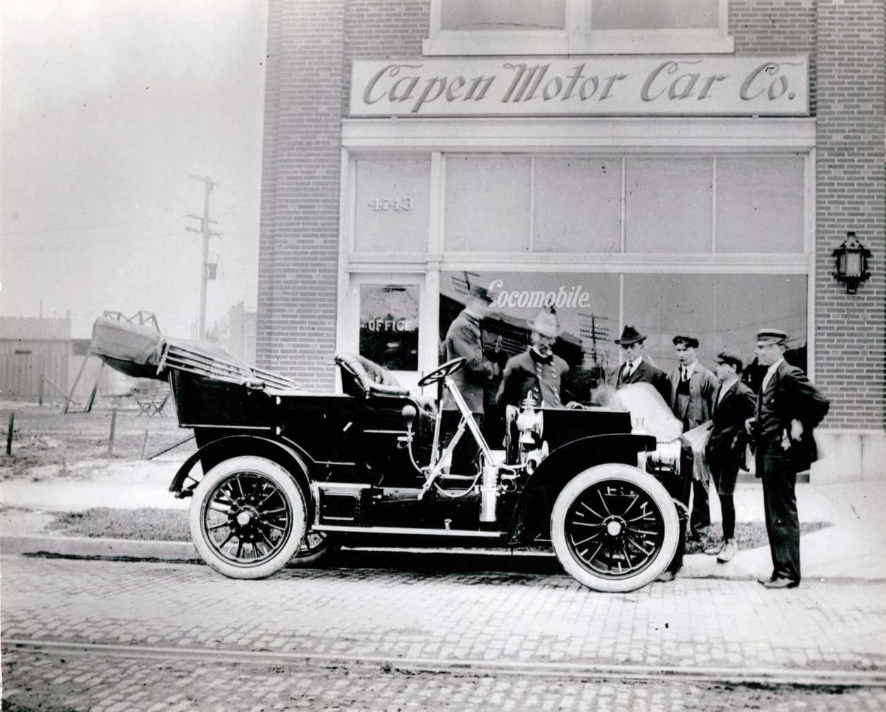 Locomobile，1907。（在Capen Motor Car Company前面.4739-4743 McPherson Avenue） 作者 不明