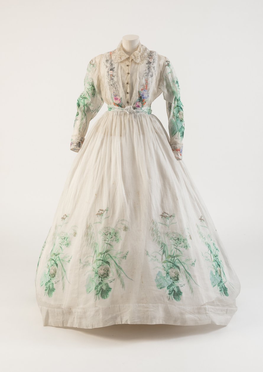 白色全棉平纹针织连衣裙，绿色花卉印花设计，1860年代（棉） 作者 未知未知