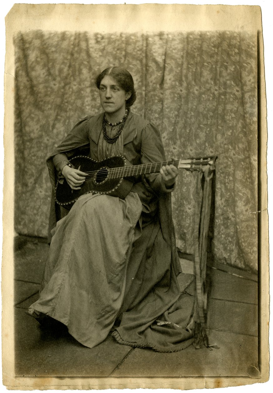 May Morris带着吉他，c.1886（棕褐色照片） 作者 不明
