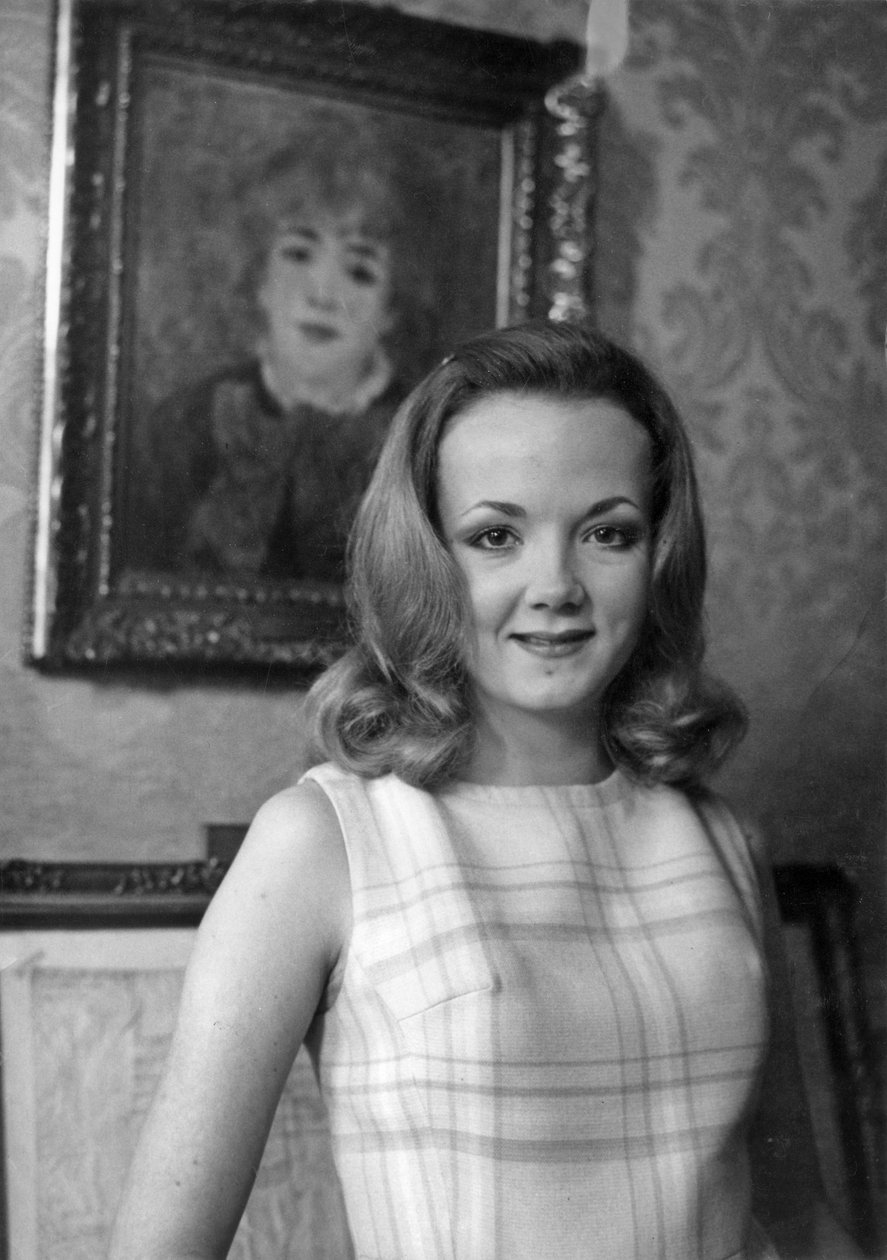 Catherine Hiegel在画布前面雷诺阿在家法国从La Comedie Francaise签署她的女佣角色合同后于1969年1月30日 作者 不明