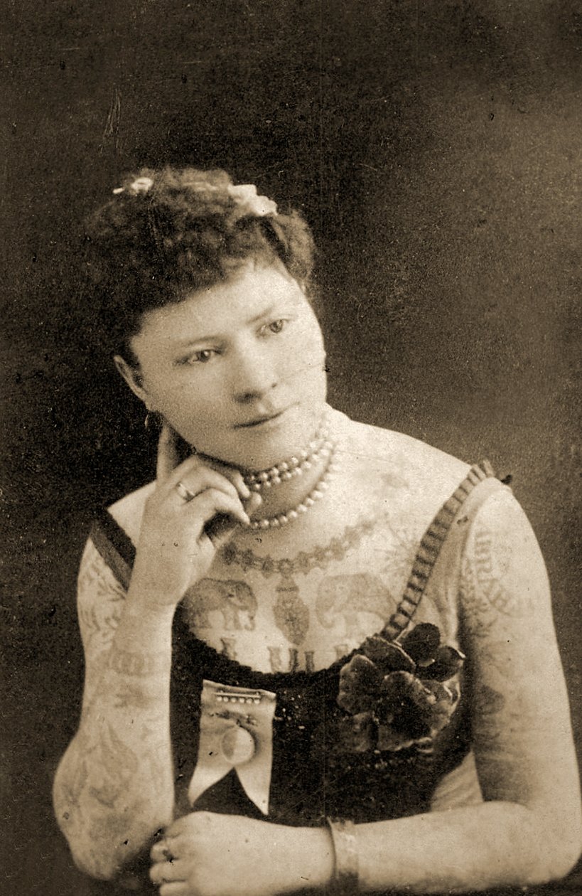 一名被刺字的妇女的画象，c.1905 作者 不明