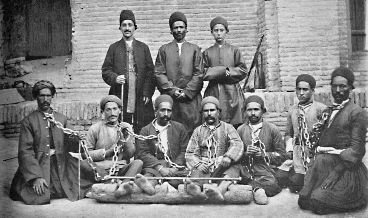 波斯纳哈万德监狱院子里的囚犯和狱警，1902年 作者 不明