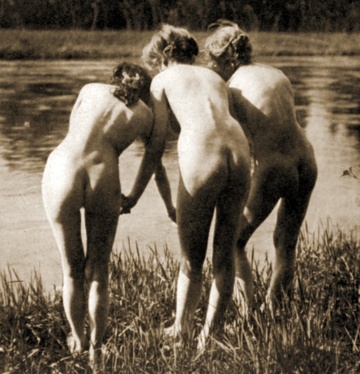 三个增光，一个女性裸体三重奏，c.1900（棕褐色照片） 作者 不明