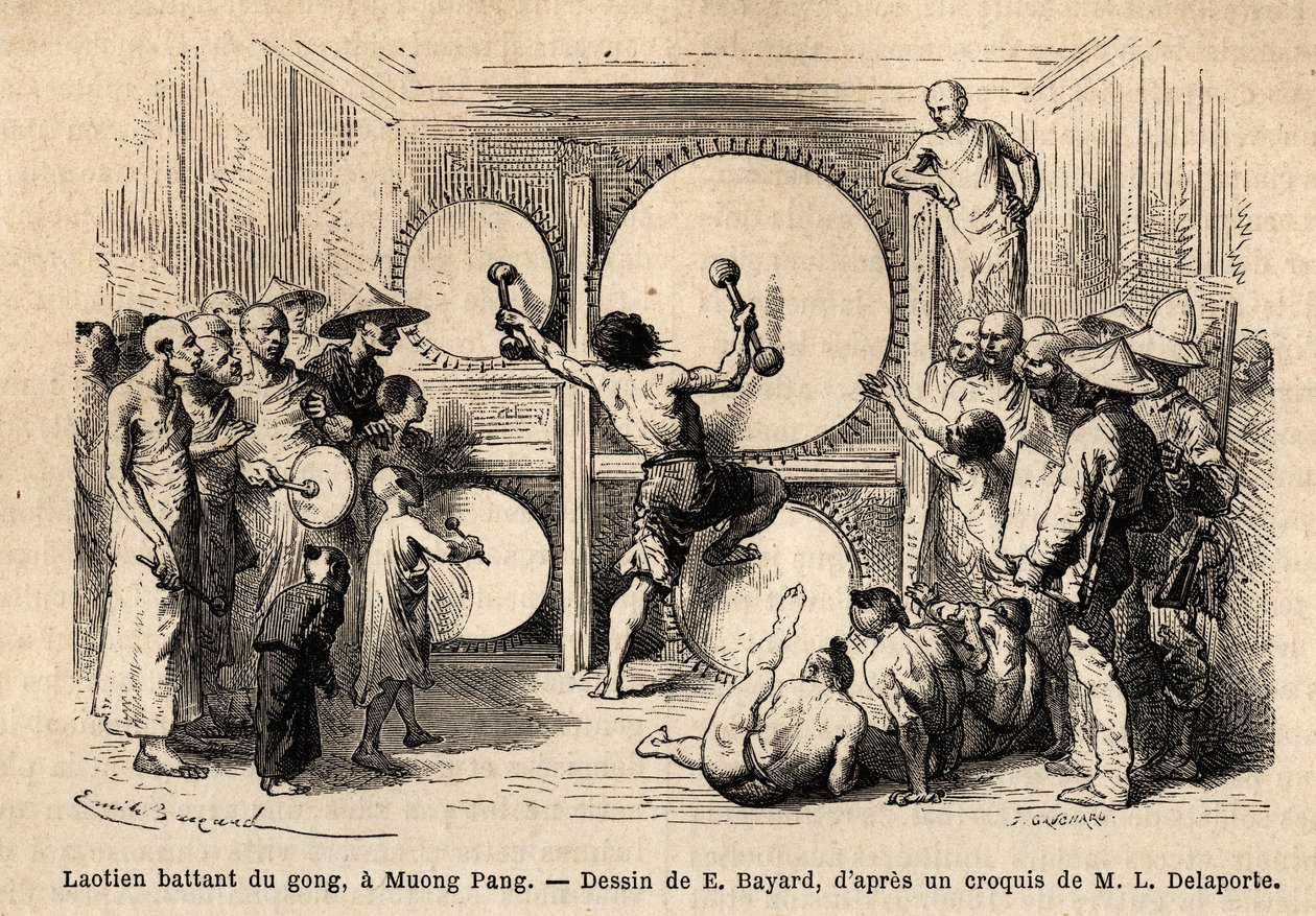 A Laotian beating gong in Muong Phang, weapon of several hammers, and striking with double blows on several instruments placed in front of him; the author of the story is represented in the audience, carrying his cardboard drawing under his arm. Engraving  作者 未知艺术家