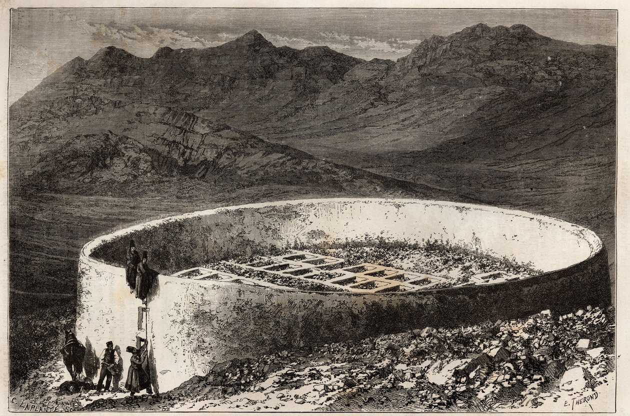 A guebra (or Zoroastrian) cemetery near Teheran (Iran), in the shape of a large tower with a circumference of 60 metres and a height of 5 metres; the interior is arranged in maconnated boxes, each serves as an entrance into the vaults or bones are deposite 作者 未知艺术家