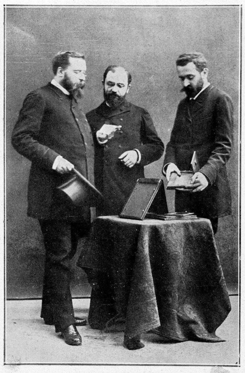阿尔方斯·贝蒂永 (Alphonse Bertillon) 向他所在的两名警察局长展示人体测量学的陈词滥调，25/03/1888 作者 未知艺术家