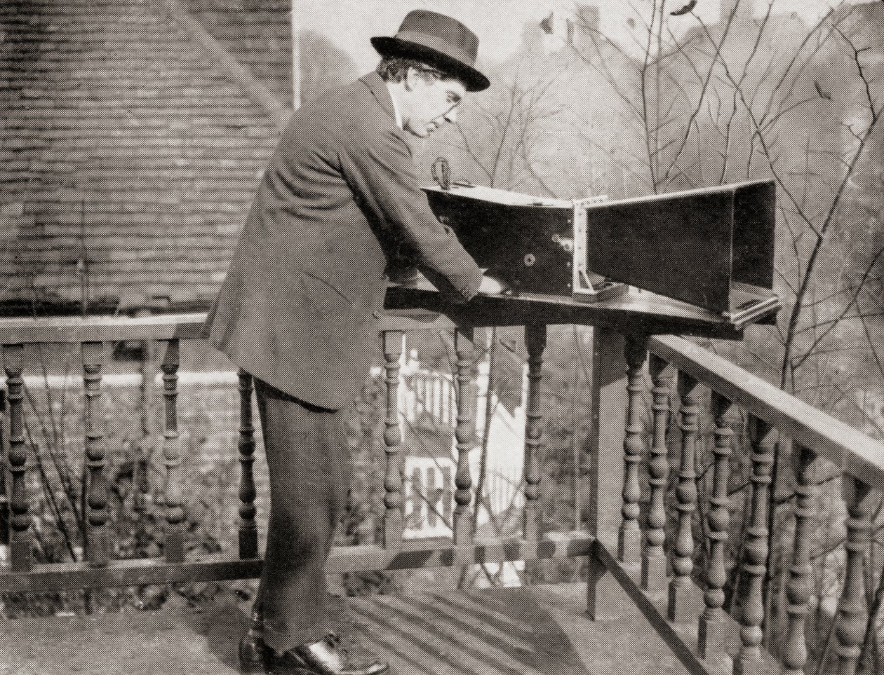 Archibald Montgomery Low带有听力计，来自1930年出版的“现代科学大师” 作者 不明