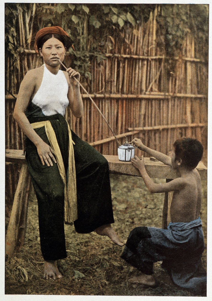 Asian woman smoking opium, circa 1898 作者 未知艺术家