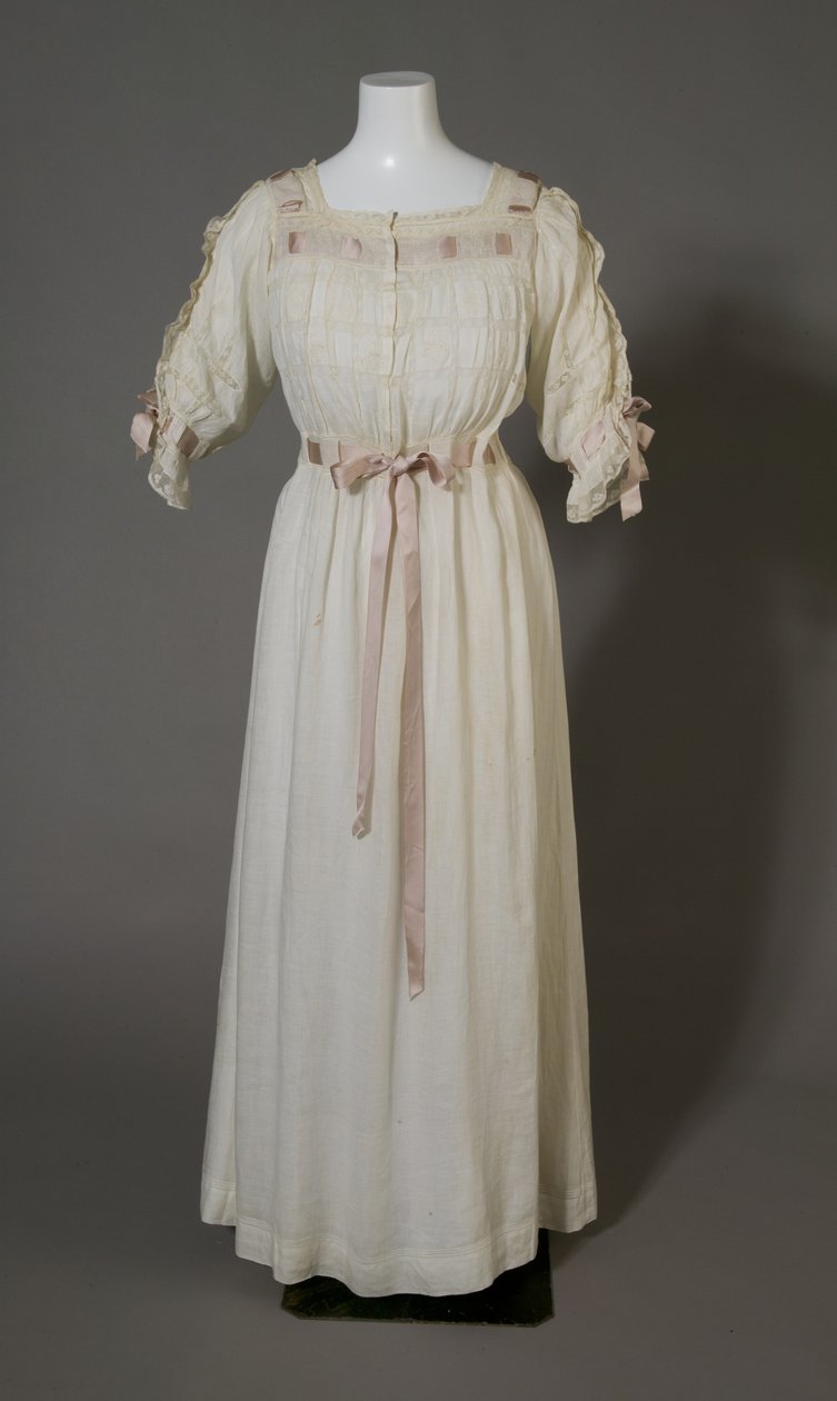 伯莎·帕默 (Bertha Palmer) 的睡衣，约 1880 年（前视图），白色棉布、蕾丝、刺绣和丝带。 作者 未知艺术家