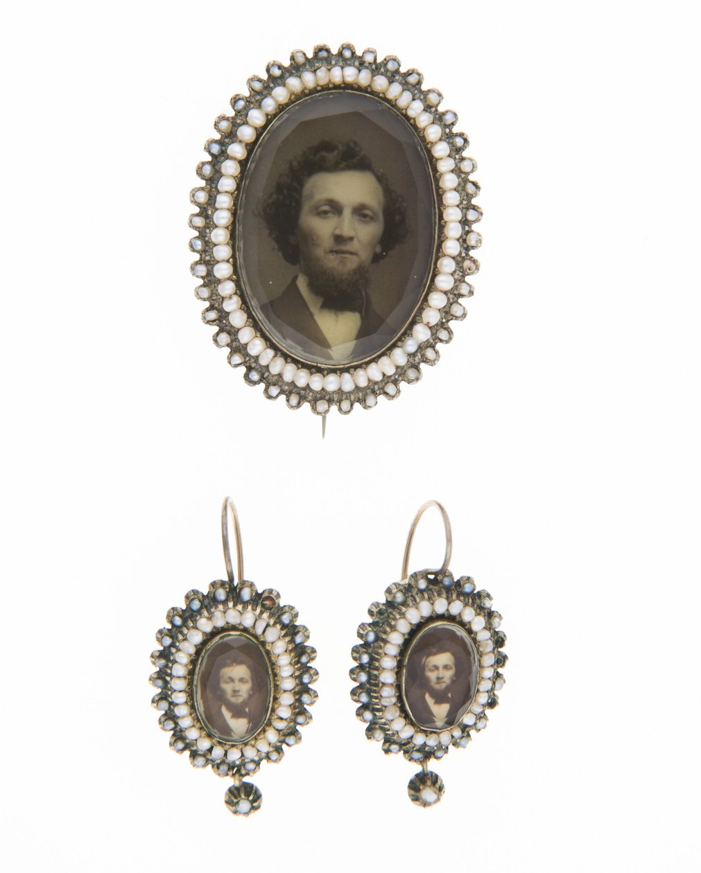 Brooch and matching earrings, c.1880, Photographs, pearls, gold, silver, No label 作者 未知艺术家