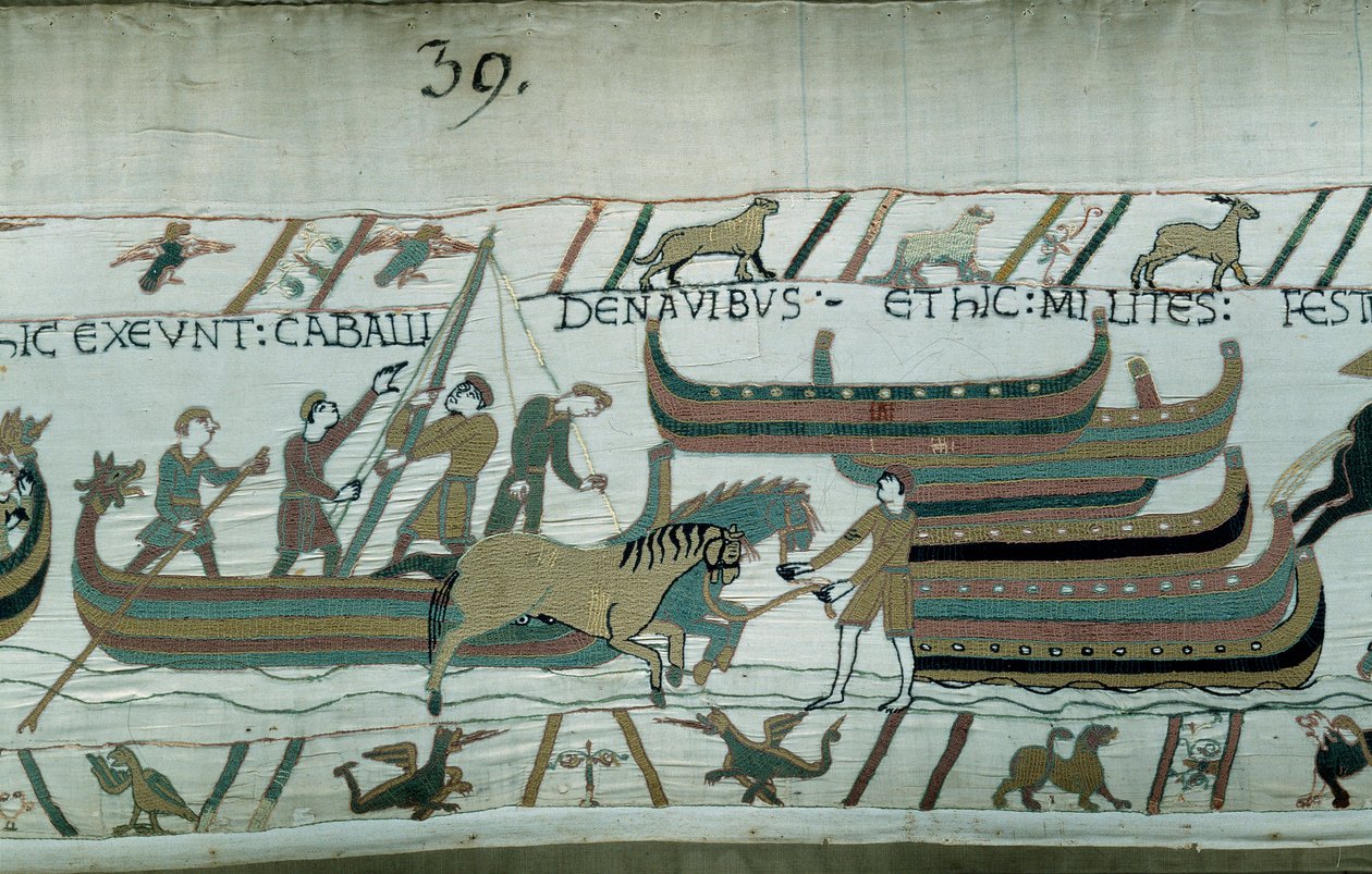 诺曼底公爵威廉征服者（1027-1087）于 1066 年征服英格兰：诺曼底船只在英国海岸航行。 马在走廊上拉船。 贝叶挂毯或玛蒂尔德王后刺绣细节 作者 未知艺术家