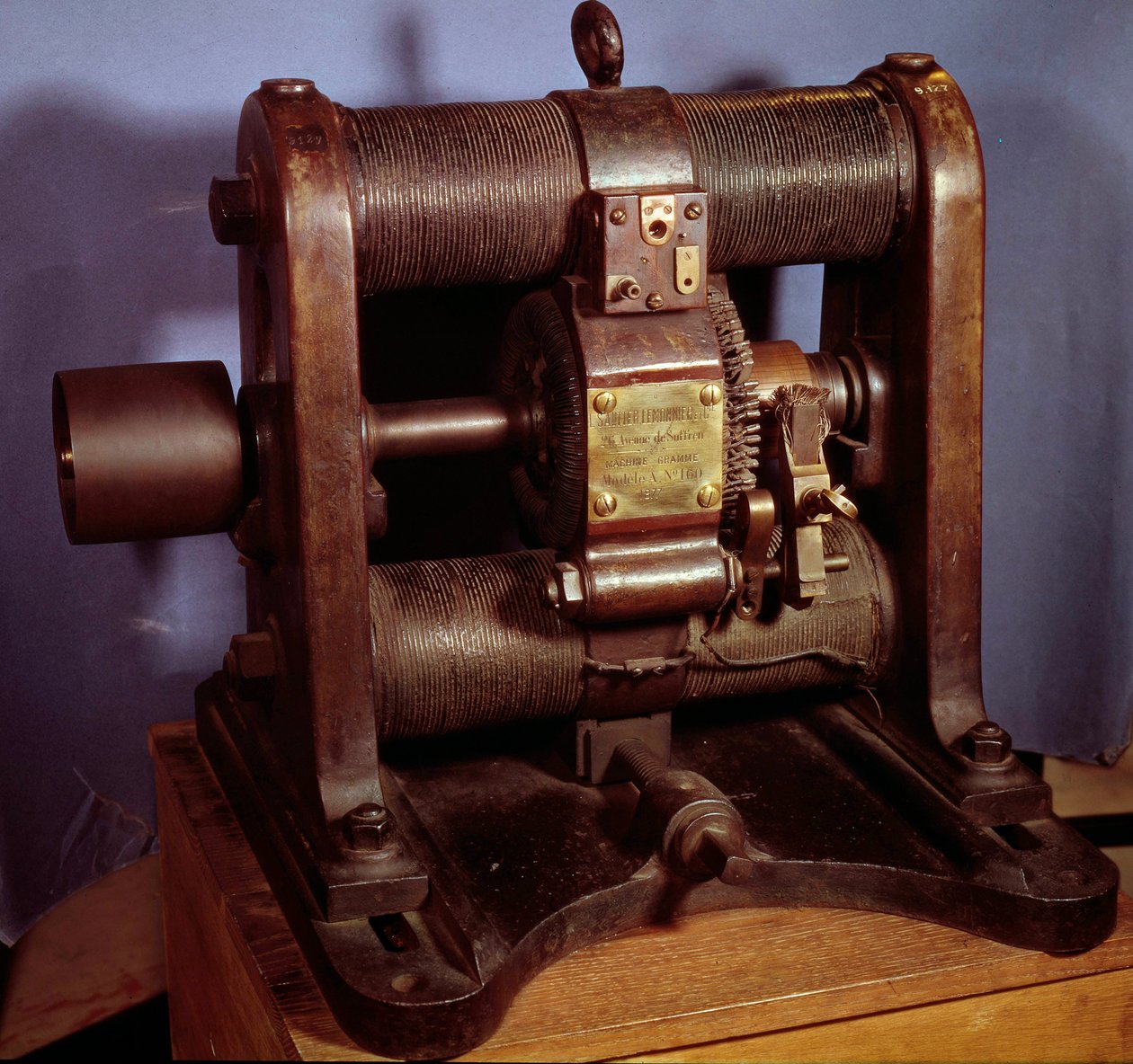 1877 年由 Sautter 和 Lemonnier 工厂实现的可产生直流电的 Gram 型发电机。 1877 年。 作者 未知艺术家