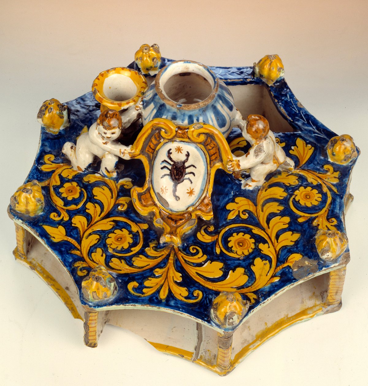 深蓝色、黄色和淡绿色用珐琅 (maiolica) 制成的八节书写。 1560-1570 Enouen，国家文艺复兴博物馆 作者 未知艺术家