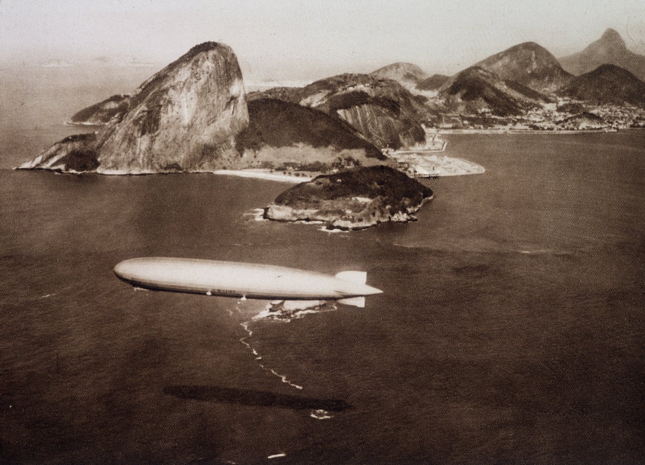 格拉夫-齐柏林飞艇（Graf-Zeppelin），1930 年 5 月 25 日，里约热内卢海湾，背景为 "糖面包"。 作者 未知艺术家