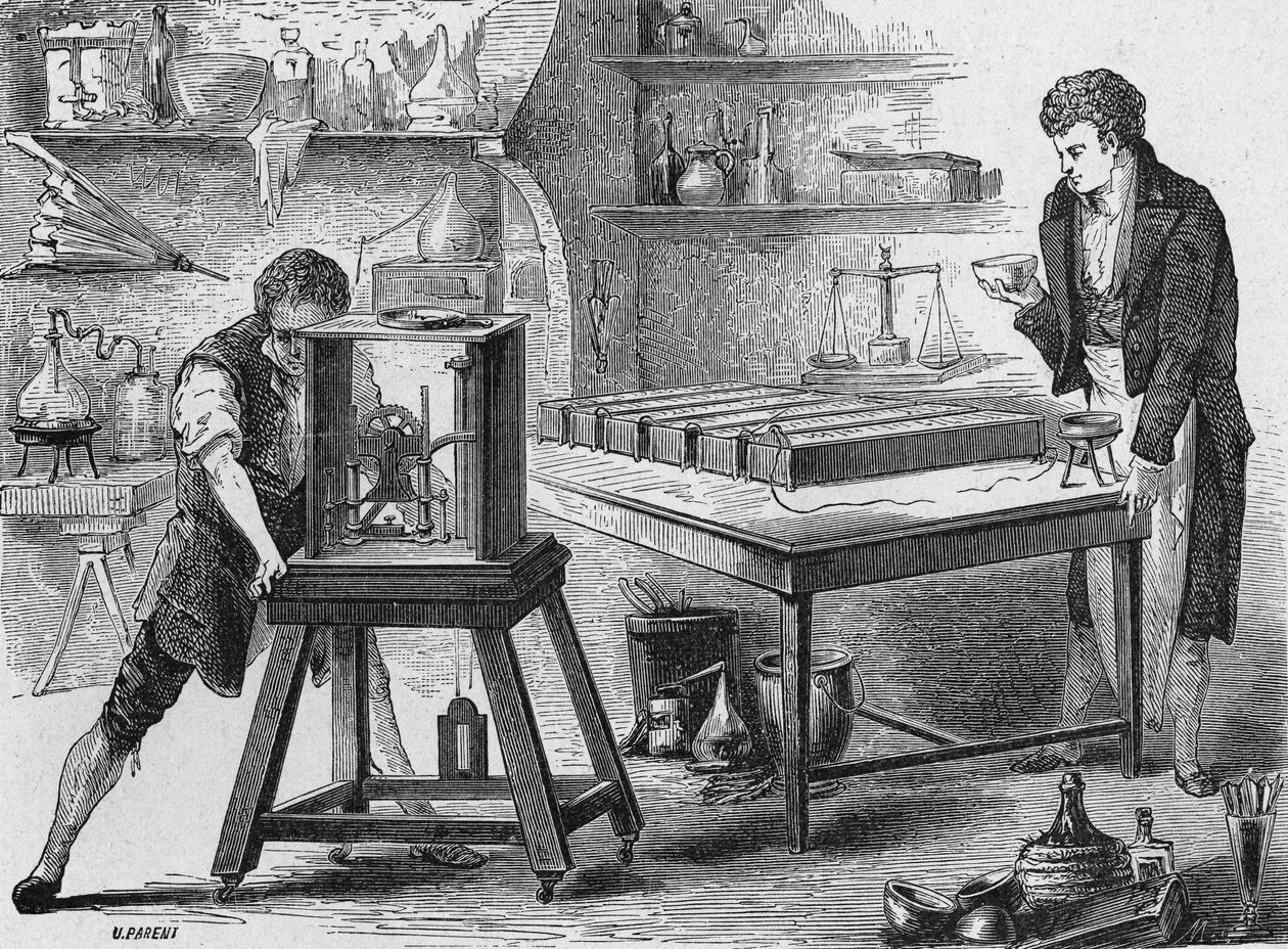 汉弗莱-戴维用伏尔塔克电池分解碱性物质。在 "科学专辑 "中，Éditions Jouvet 作者 未知艺术家