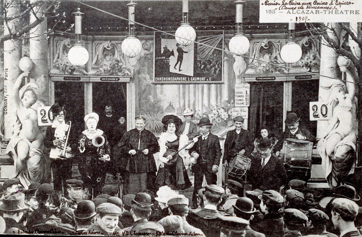 阿尔卡萨剧院大楼前的姜饼节音乐表演 作者 未知艺术家