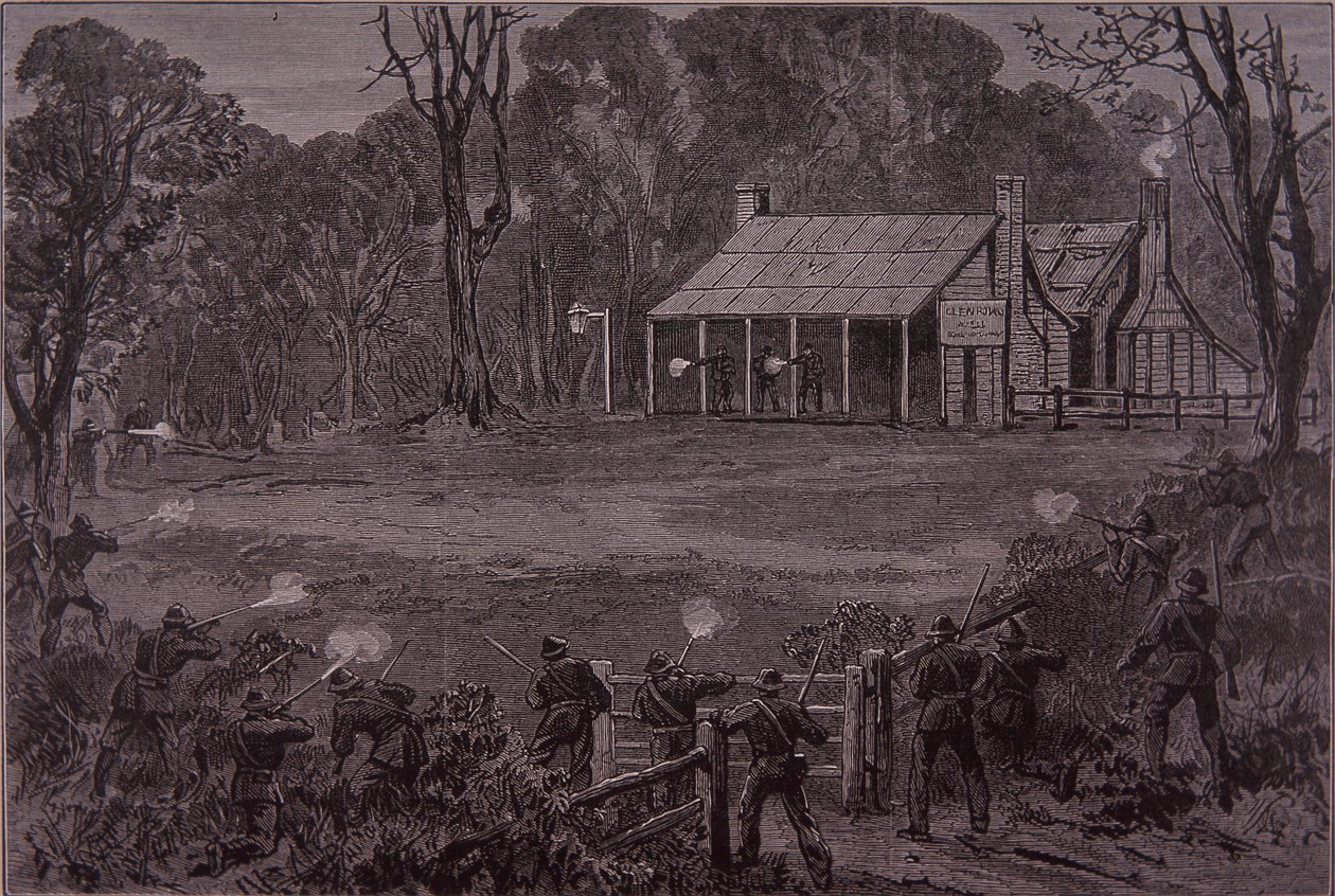 1880年6月28日，警察在格伦罗文酒店向凯利帮开火（雕刻）。 作者 未知艺术家