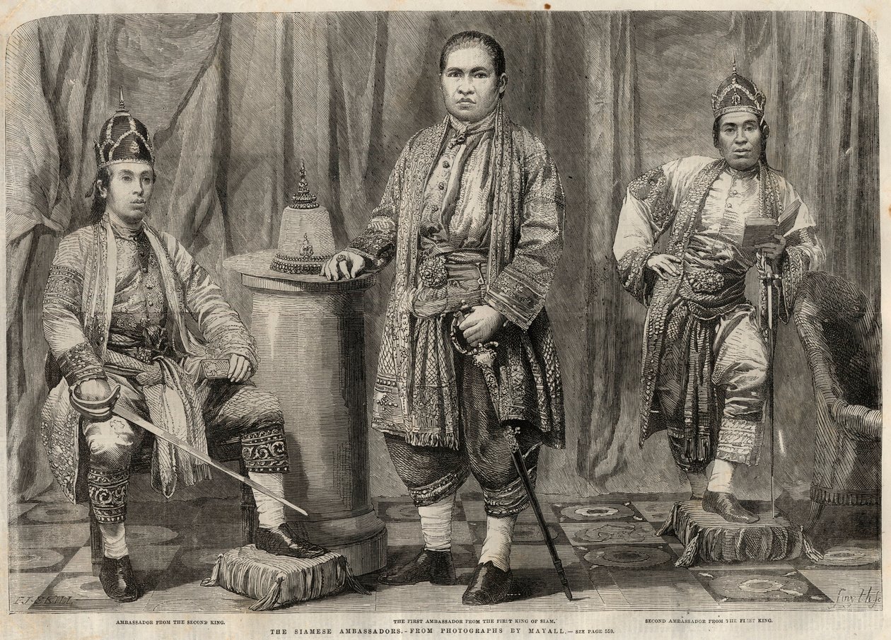 1857年来到英国的暹罗大使们的肖像。从左到右。Cha mun (Cha-mun) Mondr Bidacks，代表暹罗第二任国王，Phya Mantri Suriyawanse和Chau Mun Sarbbedh Bhacty，第一位国王的大使。雕刻 在 "The i 作者 未知艺术家