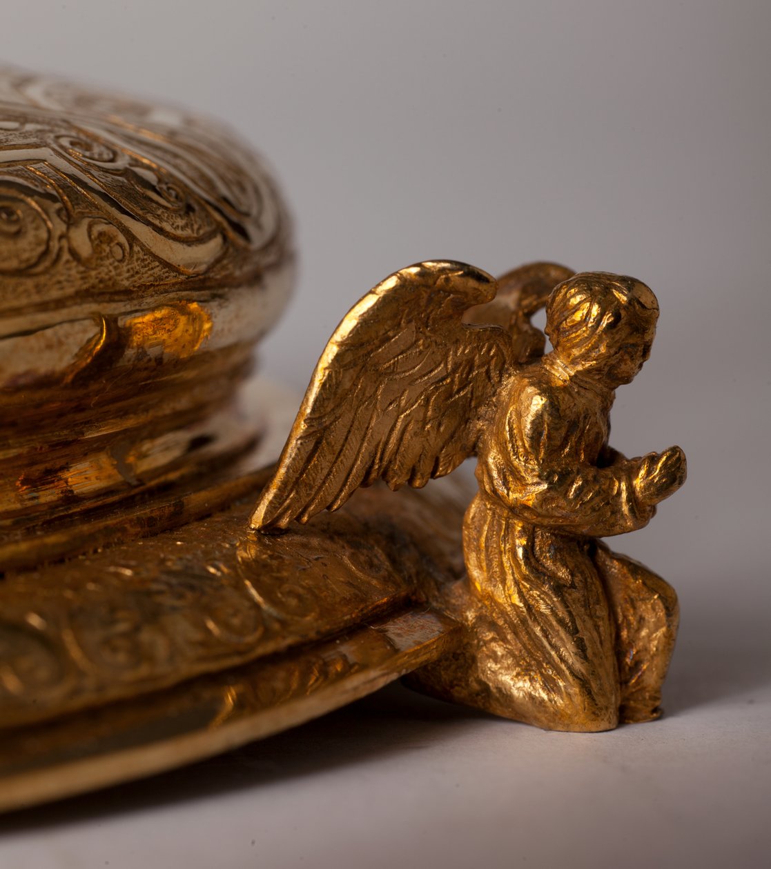 圣物十字架。 用 juwels 进行金属锻造。 起源修道院（Saint-Amand Tournai，ex-Elnone。16世纪。细节底部。 作者 未知艺术家