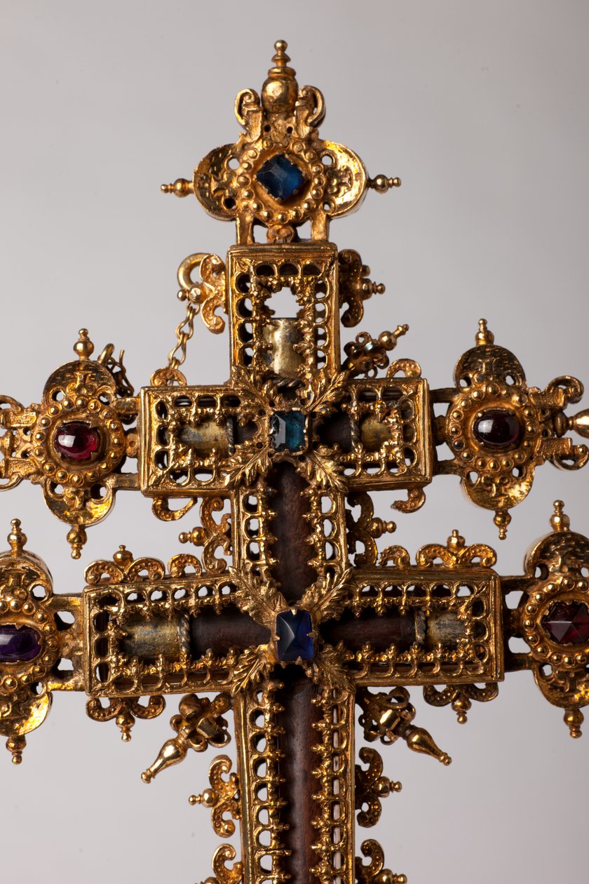 灵位十字架。金属加工，带有Juwels。源自修道院（Saint-Amand Tournai，前Elnone。16世纪。十字架的中心细节。 作者 未知艺术家