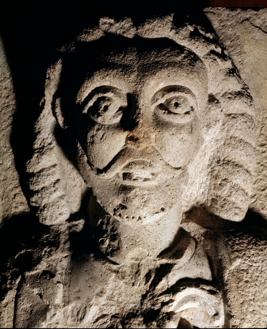 Hohenstaufen 的 Frederic I (1122-1190) 的代表，被称为 Frederic Barberousse，德国国王和德国皇帝。 石头上的救济。 米兰城堡博物馆 作者 未知艺术家