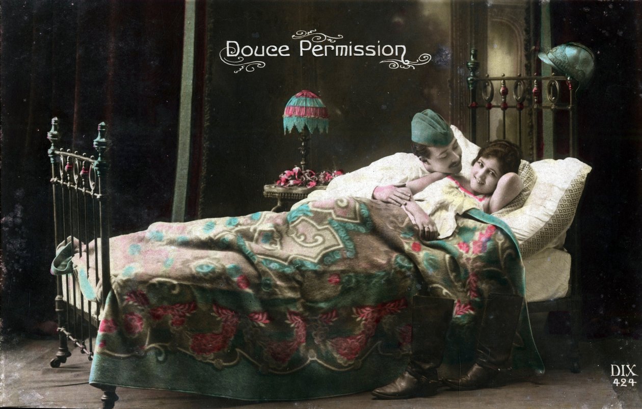甜蜜的许可：一名休假的法国士兵发现他的爱人躺在床上。1914-1918 年第一次世界大战的明信片。 作者 未知艺术家
