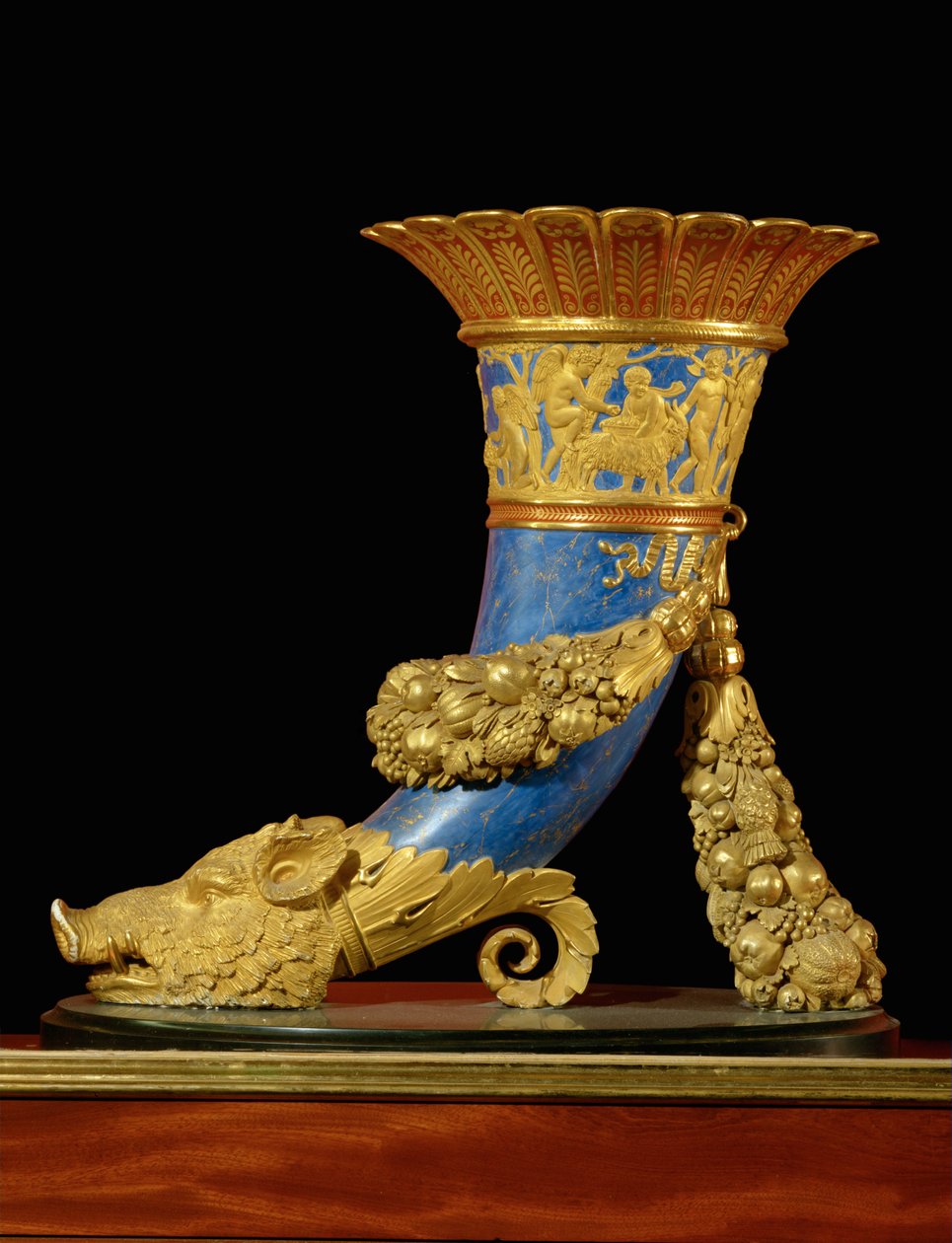 被称为奥林匹克 "古董飞檐 "的 Rhyton 花瓶 ... 作者 未知艺术家