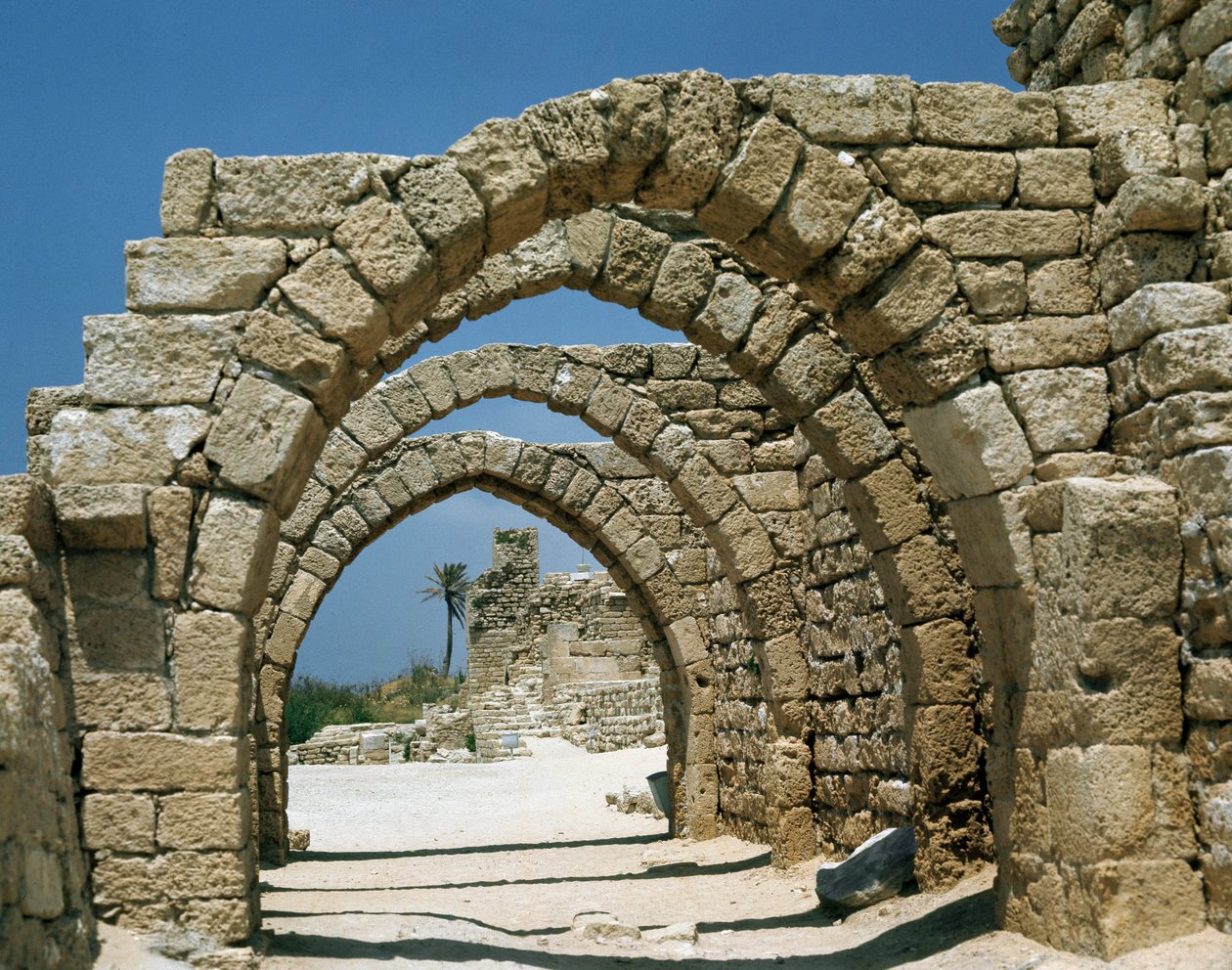 View of medieval arcades 作者 未知艺术家