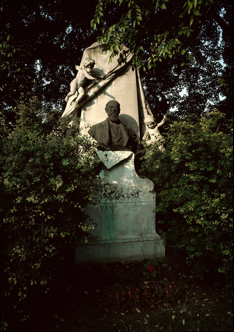 奥地利维也纳中央公墓 (Zentralfriedhof) 的奥地利作曲家兼指挥家弗朗茨·冯·苏佩 (1819-1895) 墓的景色 作者 未知艺术家