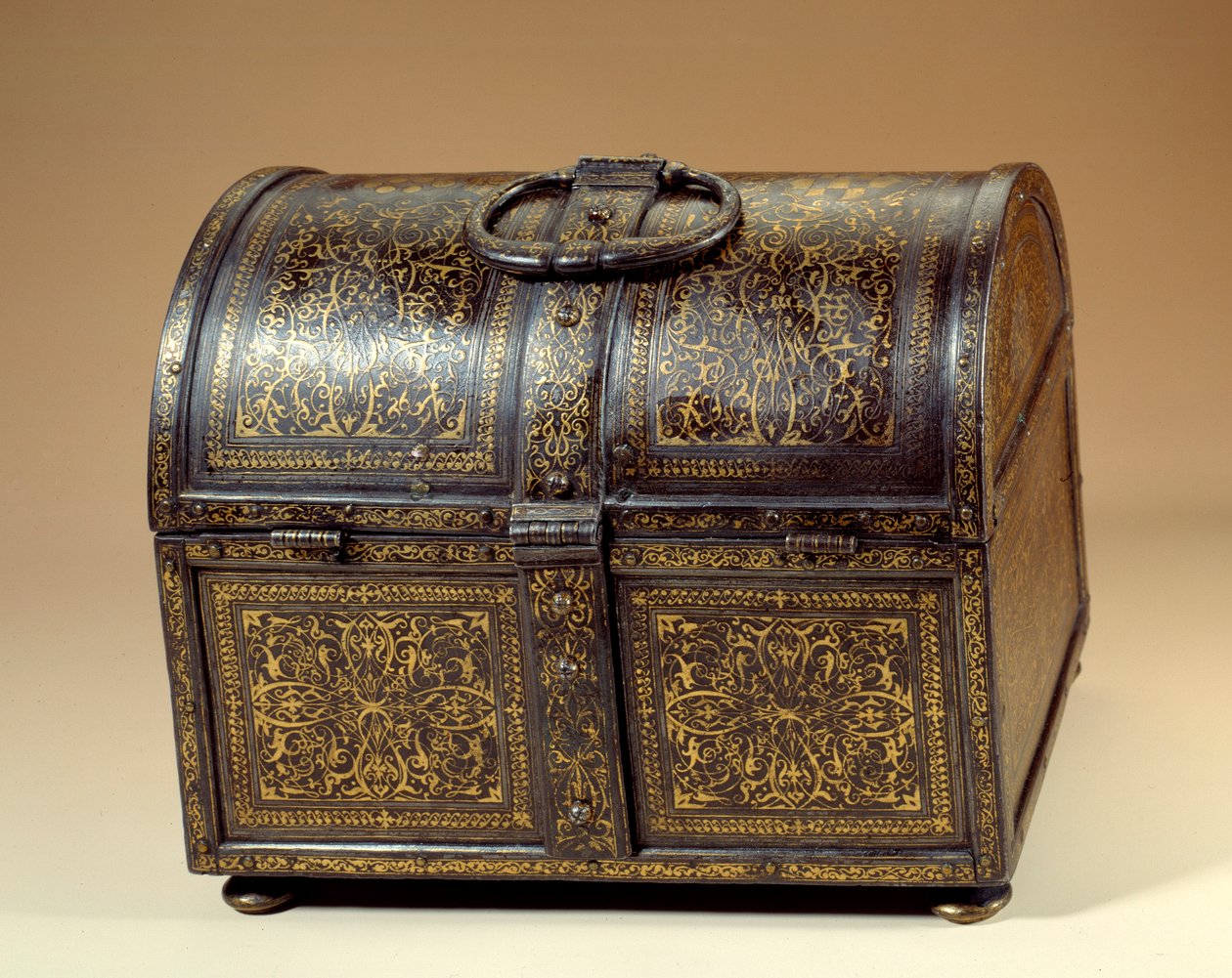 科西莫一世（科西莫-德-美第奇）（1519-1574）和埃莱奥诺拉-德-托莱多（1519-1562）（Eleonora di Toledo）的武器盒，金属和大马士革。16世纪 巴黎，卢浮宫博物馆 作者 未知艺术家