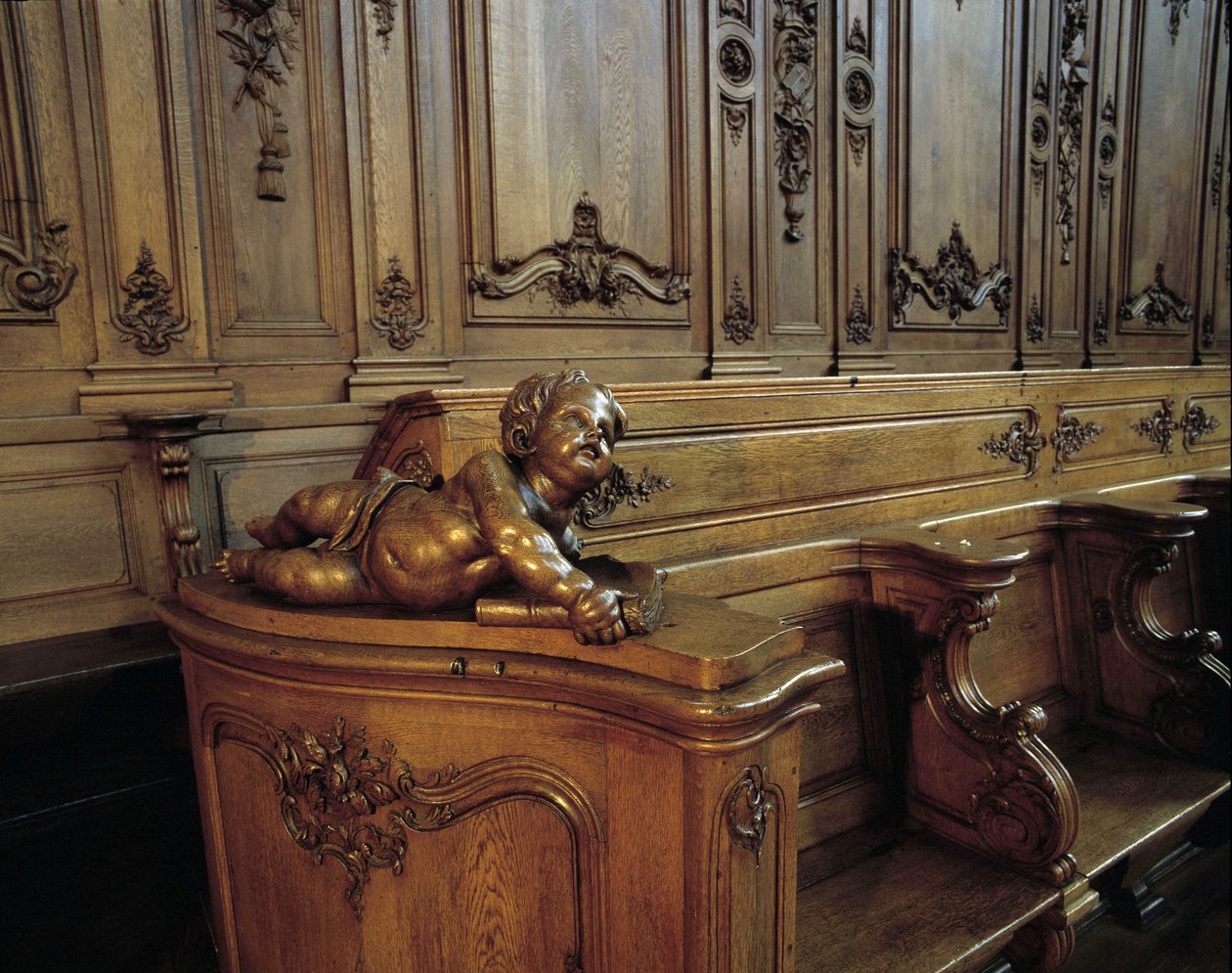 Baroque architecture: wooden stall representing an angel, attribute of the evangelist Saint Mathieu. Choir (18th century) of the Church of St. Stephen. Internal view. Marmoutier, Bas Rhin (67). 作者 未知艺术家