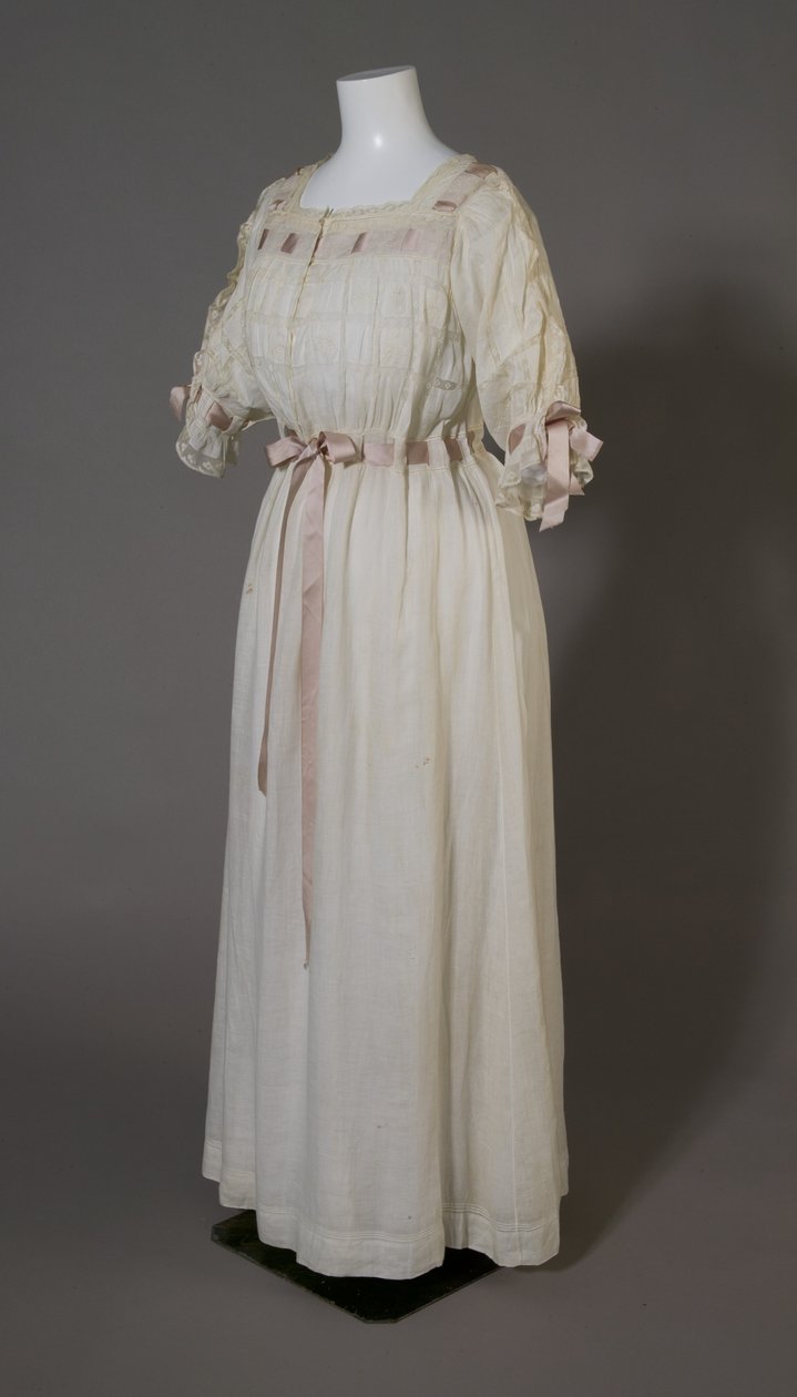 Bertha Palmer 的睡衣，约 1880 年（正面斜视图），白色棉布、蕾丝、刺绣和丝带。 作者 未知艺术家