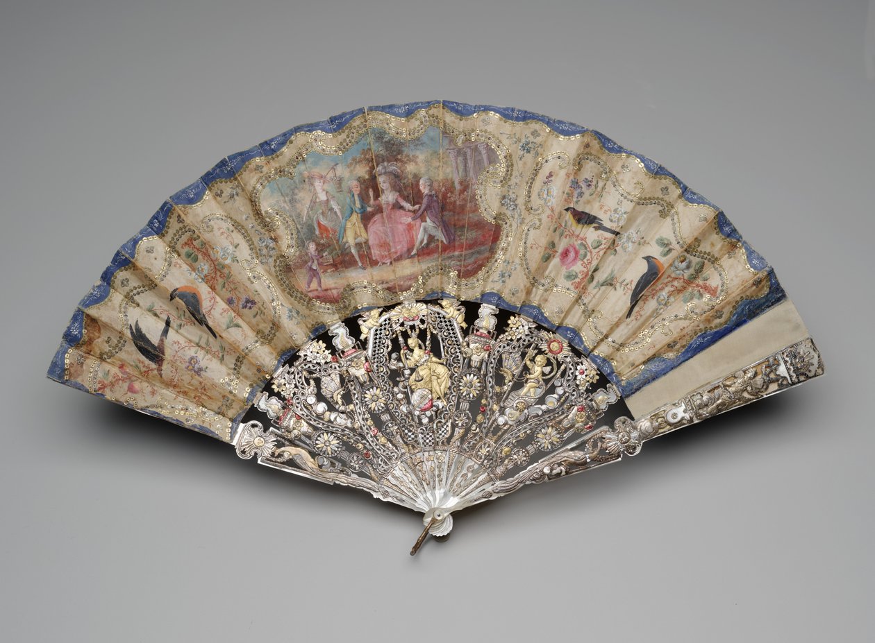 带有求爱场景的折扇，约1770-80年（双绢叶上的水粉，黄铜亮片，珍珠母贝，烫金和黄铜环） 作者 未知艺术家
