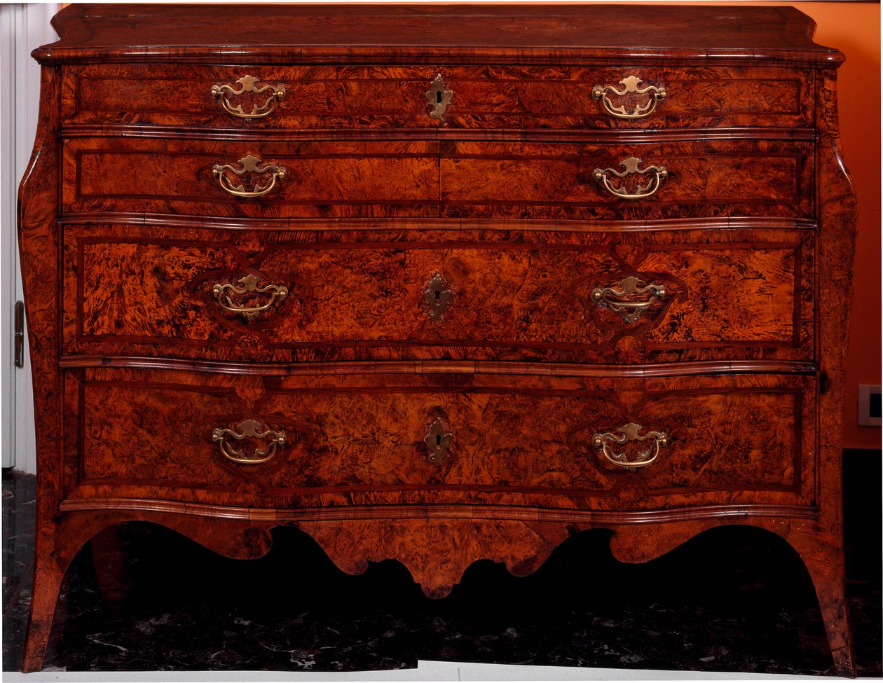 家具：雪松木制成的抽屉柜。 约 1735-1745 年 暗淡。 97x137x68 厘米私人收藏 作者 未知艺术家