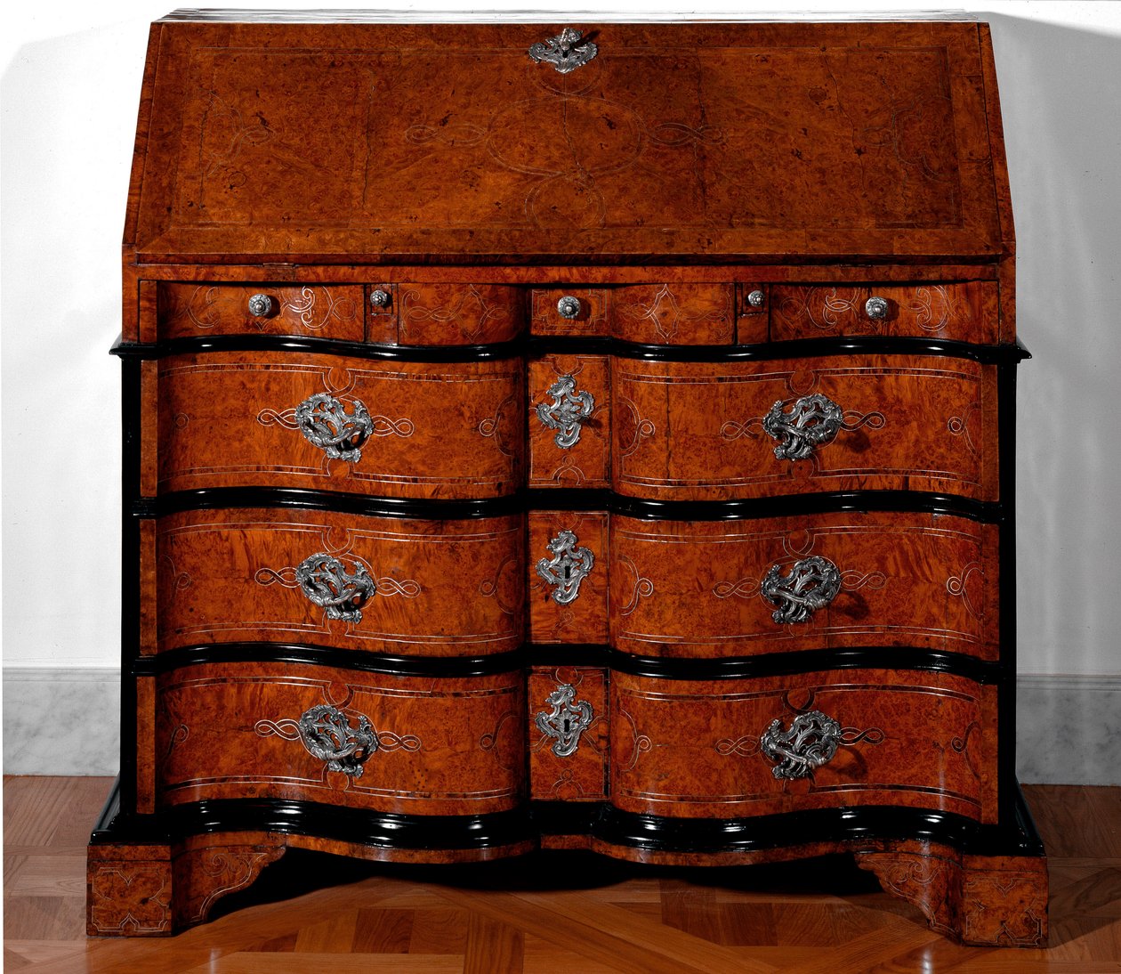 家具：雪松木书桌。 约 1730-1735 年 太阳。 115x115x55 cm 私人收藏 作者 未知艺术家