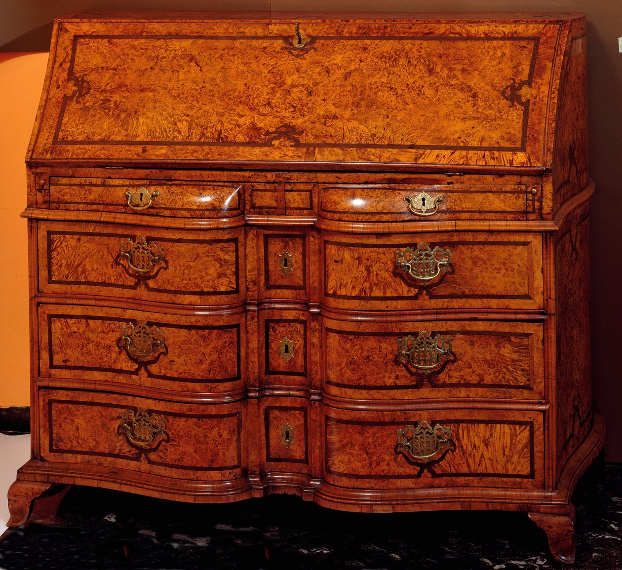 家具：雪松木书桌。 约 1734-1740 年 暗淡。 111x127x61 厘米私人收藏 作者 未知艺术家