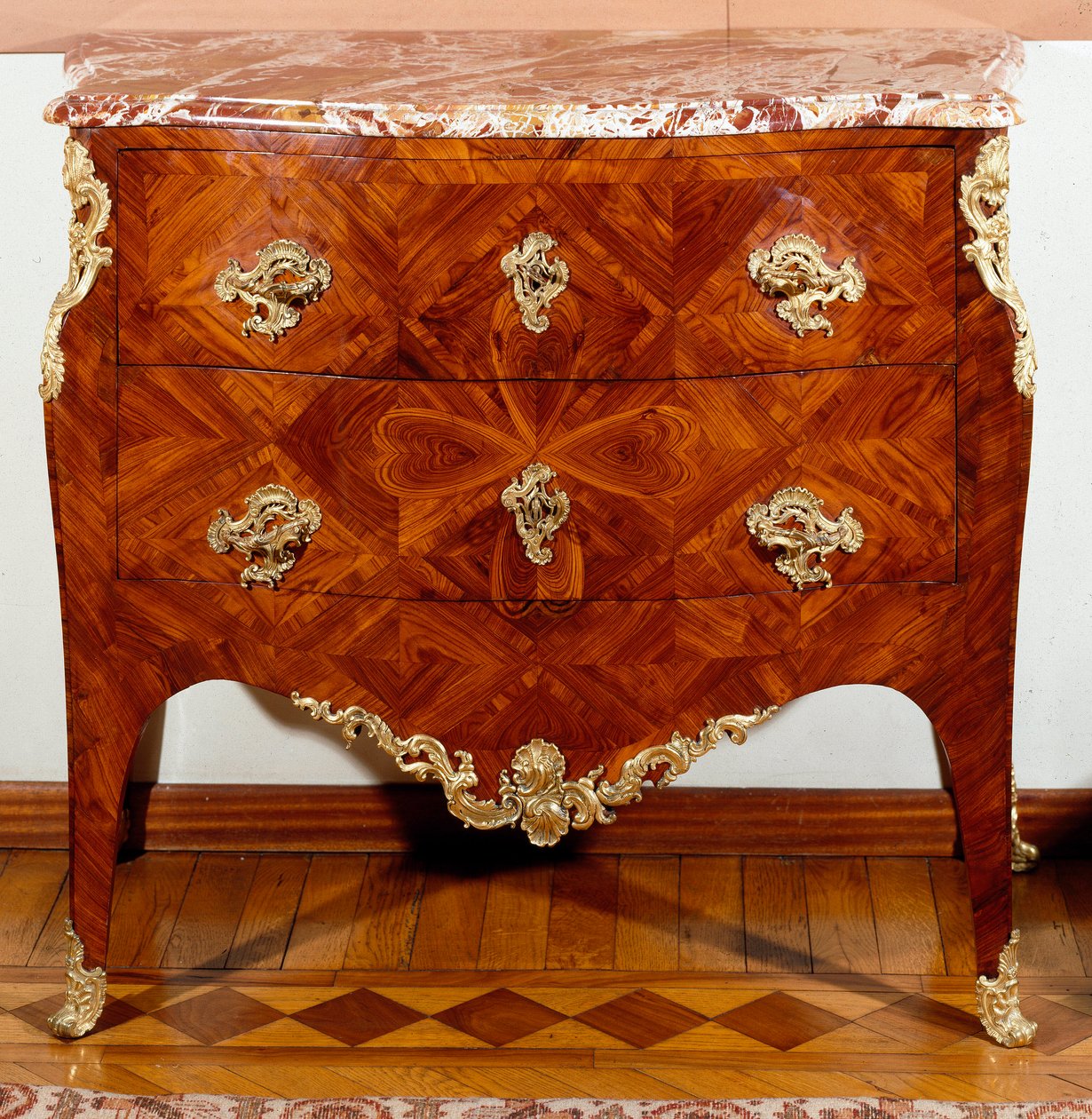 家具：雪松木制成的小抽屉柜。1735-1745年约。87x100x50厘米 私人收藏 作者 未知艺术家