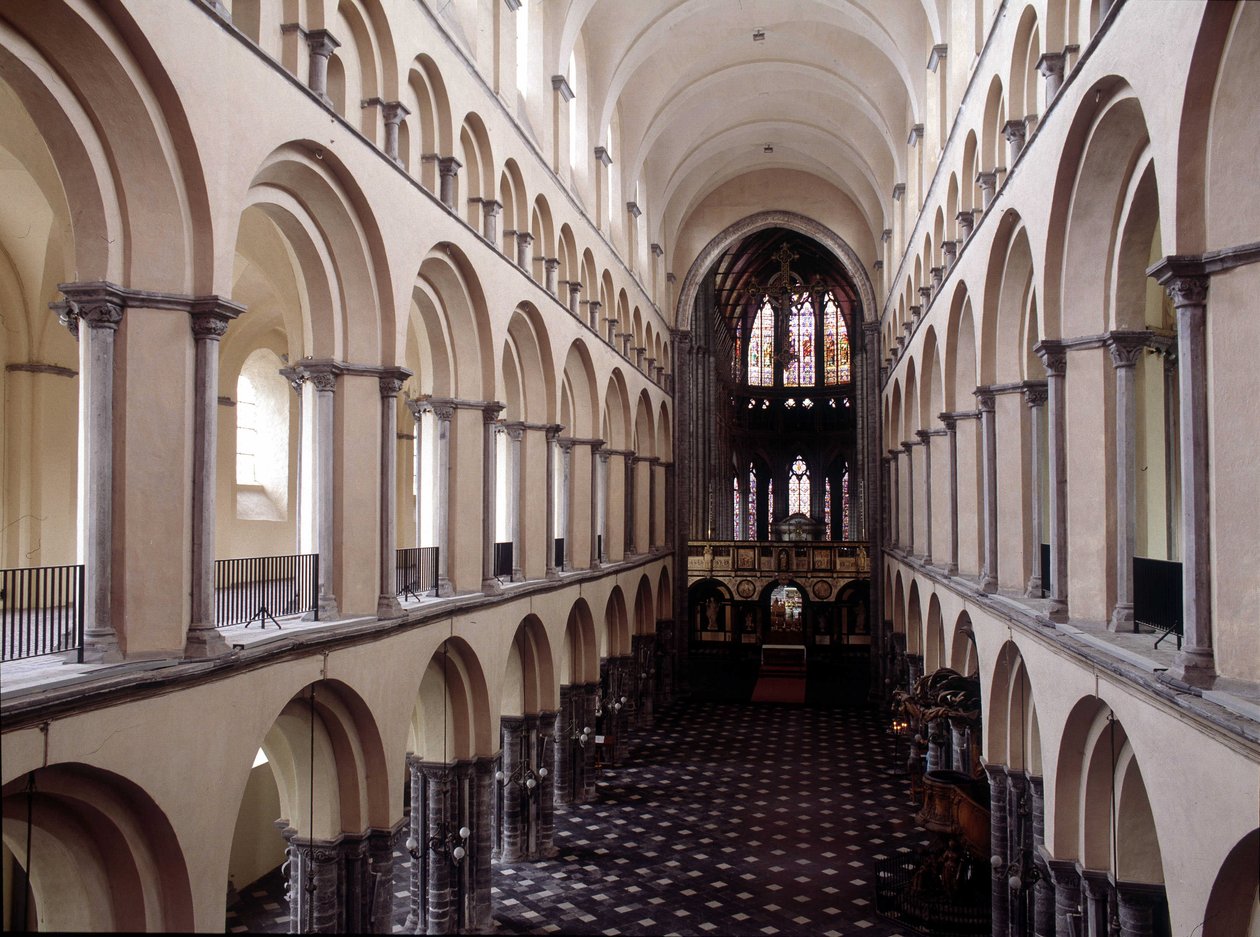Interior of the cathedral of Tournai: the Nef. Belgium. 作者 未知艺术家