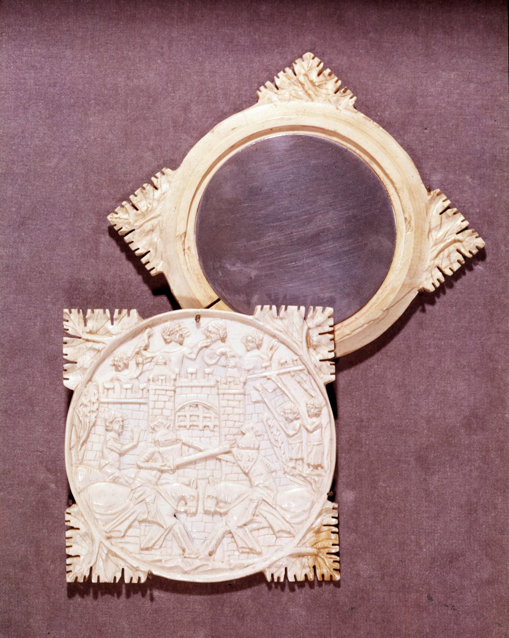 象牙镜子和代表骑士比赛场景的盒子。 1450-1500。 巴黎，中世纪国家博物馆，Thermes de Cluny 作者 未知艺术家