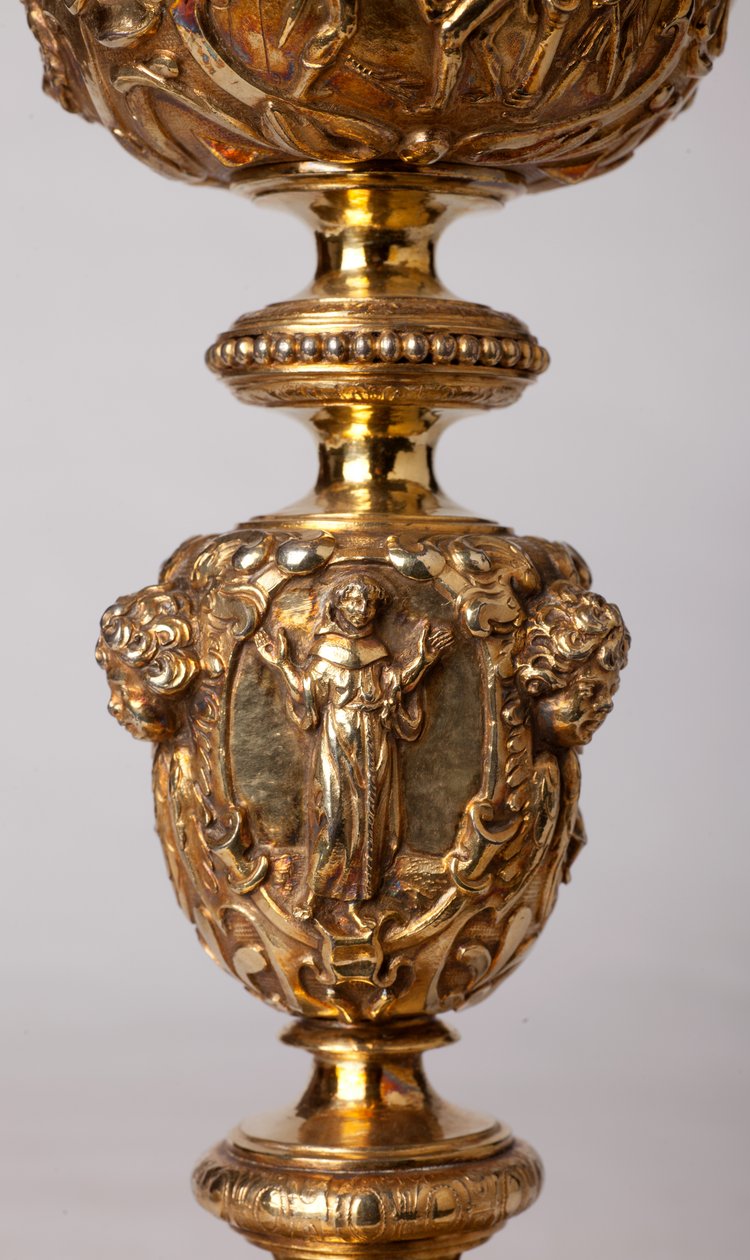 金属加工。 圣杯。 教规 A. Le Vaillant de la Bassarderie 的礼物，1726 年至 1758 年的大教堂分会院长。18 世纪。 细节。 作者 未知艺术家